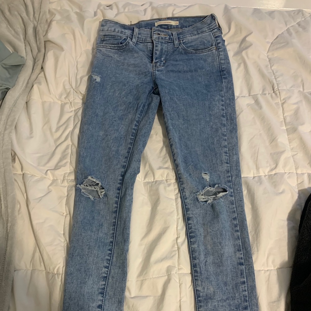 light washed slightly ripped skinny jeans